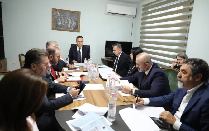 “Duhet reagim i përbashkët”- Dënimi i drejtuesve të UÇK në Hagë, Bardhi në Konferencën e Kryetarëve: Kosova s’ka nevojë që ne të bëjmë politikë