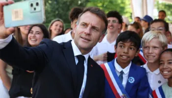 “Duhet të mbrojmë fëmijët”- Macron bën thirrje për ndalimin e mediave sociale për moshat nën 15 vjeç në vendet e BE