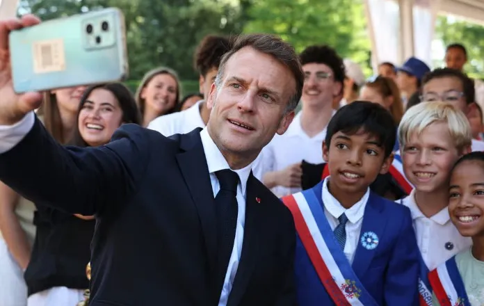 “Duhet të mbrojmë fëmijët”- Macron bën thirrje për ndalimin e mediave sociale për moshat nën 15 vjeç në vendet e BE