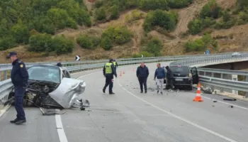 Dy automjete përplasen “kokë më kokë” në aksin Qukës-Qafë Plloçë, dërgohen në spitalin e Pogradecit!