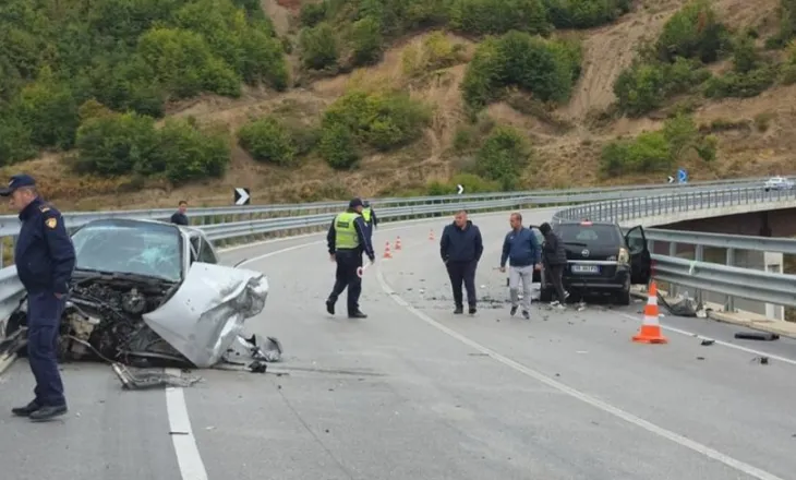 Dy automjete përplasen “kokë më kokë” në aksin Qukës-Qafë Plloçë, dërgohen në spitalin e Pogradecit!