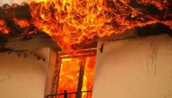 Dy banesa të djegura në Himarë, rrezikohen edhe 40 të tjera