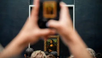 Dy gjermanë arrestohen pasi ngjitën dy piktura pranë “Mona Lizës” në Luvër