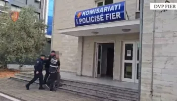 Dy operacione të policisë, arrestohet 66-vjeçari me automatik dhe sekuestrohet “Benz”-i i kërkuar nga Interpol