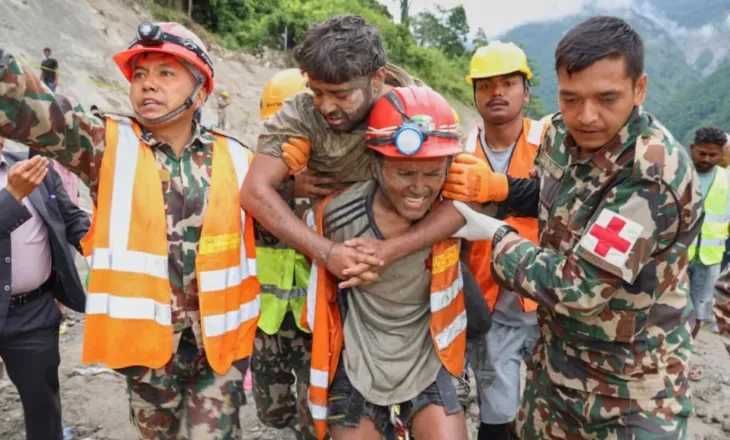 Dy punëtorë shpëtohen pas nëntë ditësh nën 170 metra baltë në Nepal