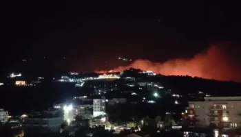 Dyshohen si piromanë për zjarrin katastrofik që përfshiu Himarën, pas çobanit Policia shoqëron edhe 2 persona të tjerë! Njëri mbahet në paraburgim