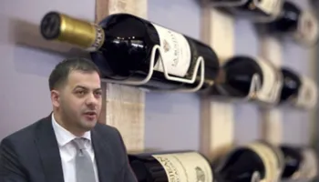 Dyshohet se ‘zhduku’ 900 shishet e verës, arrestohet Eno Agasi, kushëriri i Ergys Agasit