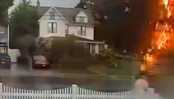 E goditi rrufeja sapo doli nga shtëpia, kamerat filmuan momentin dramatik (VIDEO)