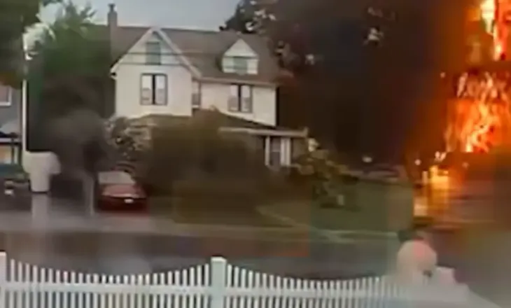 E goditi rrufeja sapo doli nga shtëpia, kamerat filmuan momentin dramatik (VIDEO)