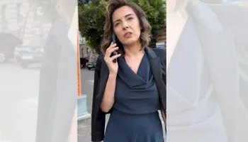 “E ke dëgjuar atë këngën Zegjine, Zegjine…”- Aktivistja i zë pritë deputetes së PS në zyrat e Kuvendit! Çaushi: S’të vjen turp! Sa të paguajnë?