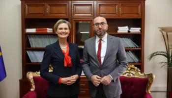 E ngarkuara me punë e Ambasadës së SHBA-së takohet me Gazment Bardhin