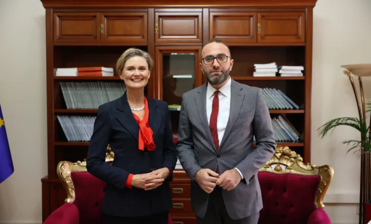 E ngarkuara me punë e Ambasadës së SHBA-së takohet me Gazment Bardhin