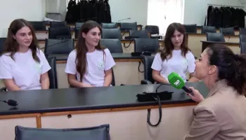 E pazakontë/ Trinjaket nga Kukësi nisin universitetin bashkë: Zgjedhin Farmacinë për të qenë pranë njëra-tjetrës!