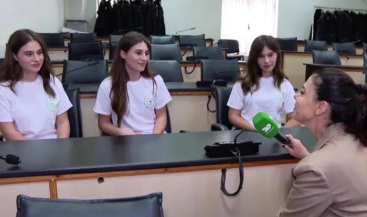 E pazakontë/ Trinjaket nga Kukësi nisin universitetin bashkë: Zgjedhin Farmacinë për të qenë pranë njëra-tjetrës!