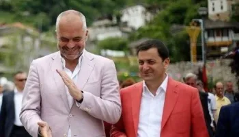 E prishi stadiumin për parkim, i riu do ndërtohet mbi varrezat e Himarës/ Gjikuria denoncon planin skandaloz të Vangjel Tavos
