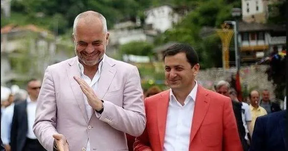 E prishi stadiumin për parkim, i riu do ndërtohet mbi varrezat e Himarës/ Gjikuria denoncon planin skandaloz të Vangjel Tavos
