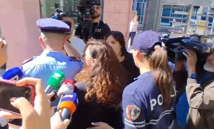E pyetën për Agasin/ Vlora Hyseni shantazhon gazetarët: Siç ti në dhomat e hotelit me agjentët serb…