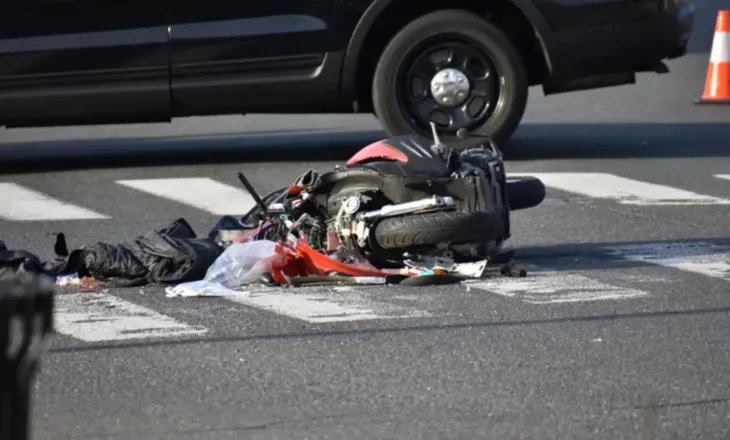 E rëndë/ 14 vjeçarja përplaset nga motoçikleta, lëndohet në kokë