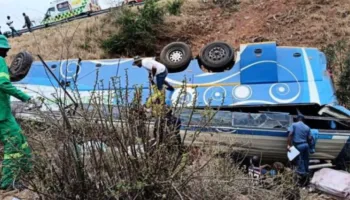 E RËNDË – Autobusi me nxënës kryesisht të shkollave të del nga rruga, të paktën 21 persona vdesin…