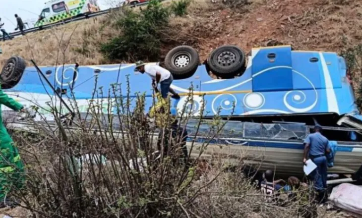E RËNDË – Autobusi me nxënës kryesisht të shkollave të del nga rruga, të paktën 21 persona vdesin…