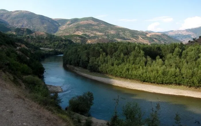 E rëndë në Dibër, 22-vjeçarja mbytet në lumin Drini i Zi