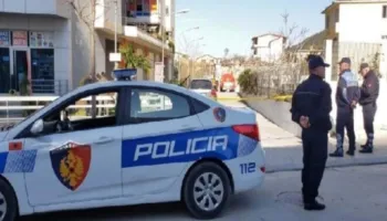 E rëndë në Korçë, vëllai plagos vëllain me sëpatë! Ngjarja pas një konflikti brenda banesës