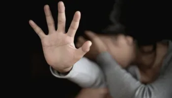E rëndë në Tiranë, 12-vjeçarja abuzohet s*ksualisht nga tezja dhe kushëriri, Policia i arreston! Ja si u zbulua, në telefonin e të miturës u gjetën…