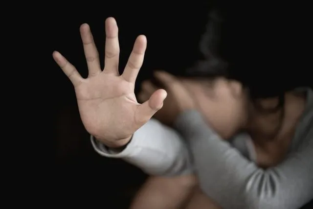 E rëndë në Tiranë, 12-vjeçarja abuzohet s*ksualisht nga tezja dhe kushëriri, Policia i arreston! Ja si u zbulua, në telefonin e të miturës u gjetën…