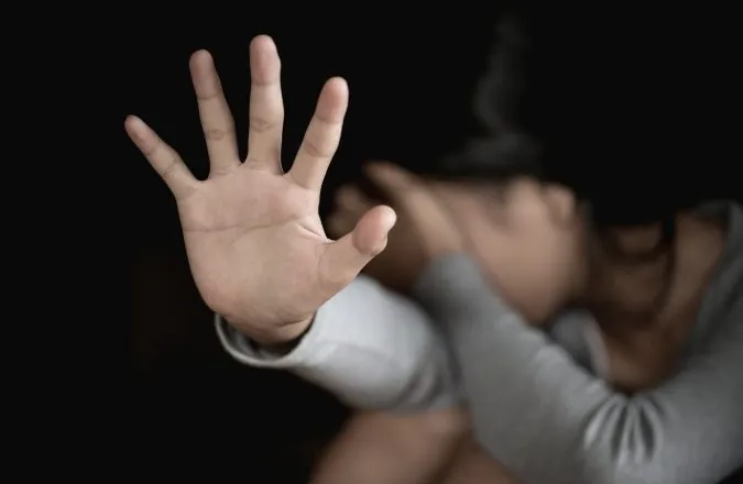 E rëndë në Tiranë! Tezja dhe kushëriri abuzojnë seksualisht me 12-vjeçaren, në telefonin e të miturës u gjetën video