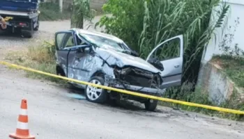 E zuri gjumi në timon, makina përplaset me barrierat, plagoset një grua dhe një fëmijë