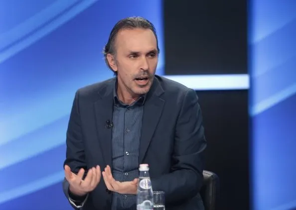 “Edhe në Hënë të shkojë, s’vjen më në pushtet!”- Abalisti Mërtiri ironizon vizitën e Berishës në SHBA: Është bërë qesharak, ku i gjeti 10 mln USD për lobingje?