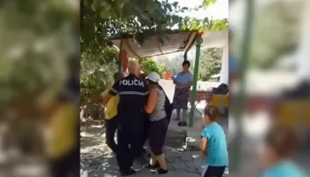 Efektivët dhunë ndaj qytetarit në Kuçovë? Policia sqaron ngjarjen: Kërcënoi vëllanë me çifte, kundërshtoi shoqërimin
