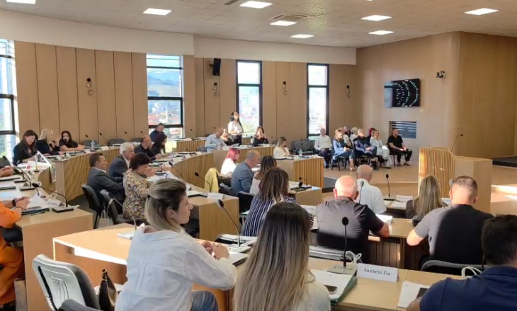 Elbasani voton pro bashkimit me Cërrikun e Belshin, tensione dhe përplasje në Këshillin Bashkiak