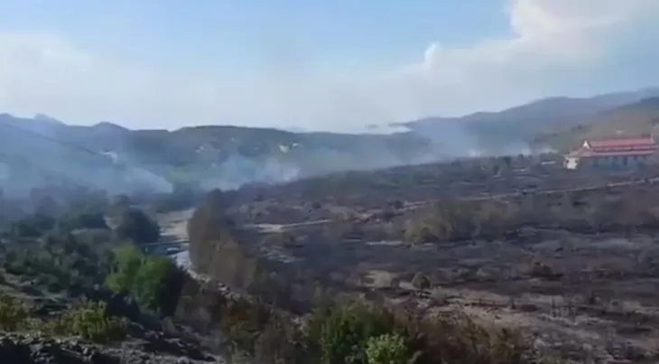 Emergjencë në Kalivaç të Lezhës, zjarri përfshin banesa dhe dëgjohen shpërthime