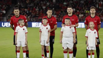Emocionuese/ Kristjan Asllani nuk po e lëshonte, historia e djaloshit të vogël që e gjeti forcën te Kombëtarja