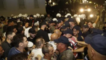EMRAT/ Protesta e dhunshme para Kryeministrisë dhe Komisariatit, arrestohen 14 persona, mes tyre edhe 7 organizatorë!