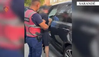 EMRI/ Goditi me grushte policin gjatë detyrës, arrestohet i riu