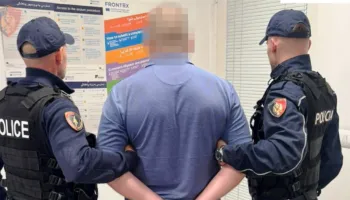 EMRI – Zbriti si pasagjer në aeroportin e Rinasit, policia vë në pranga 53- vjeçarin në kërkim…