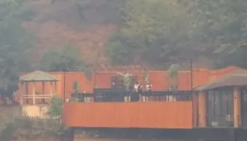 Era nxjerr jashtë kontrollit zjarrin në Koshovicë, kërkohet ndërhyrje nga ajri! Pronarja e lokalit: Po na digjet mundi i një jete! (VIDEO)