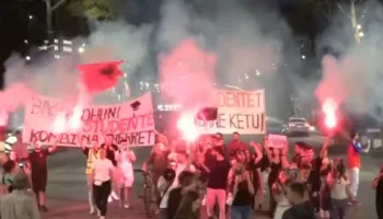 Erdhi shtatori, studentët i bashkohen protestës me pankartën: Bashkohuni studentë, Kombi na thërret