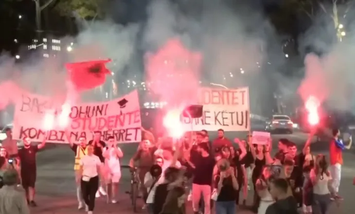 Erdhi shtatori, studentët i bashkohen protestës me pankartën: Bashkohuni studentë, Kombi na thërret