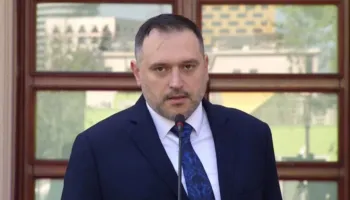 Ermal Raketa lexon në promter çfarë i shkruan Roni i Ramës: Në kuvend tha se armët janë në ‘luftë’, sot thotë po investojmë….