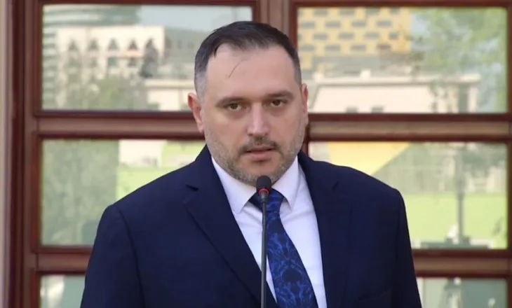 Ermal Raketa lexon në promter çfarë i shkruan Roni i Ramës: Në kuvend tha se armët janë në ‘luftë’, sot thotë po investojmë….