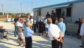 “Është prona ime dhe jo jotja!”- Tensione në protestën te fushën naftëmbajtëse Patos-Marinëz, banorët hyjnë në ambientet e “Bankers Petroleum”