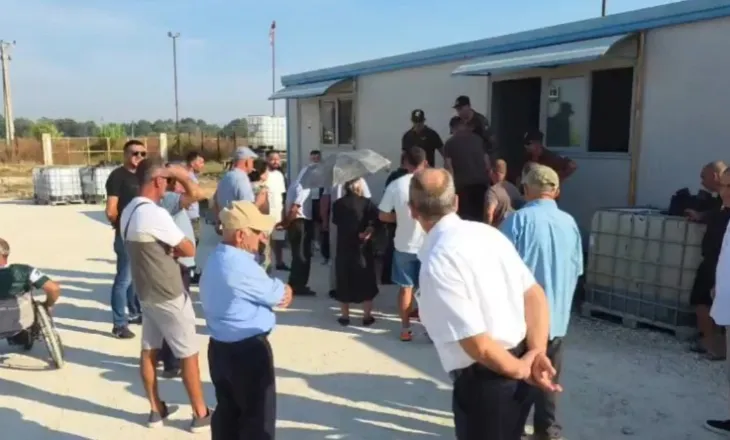 “Është prona ime dhe jo jotja!”- Tensione në protestën te fushën naftëmbajtëse Patos-Marinëz, banorët hyjnë në ambientet e “Bankers Petroleum”