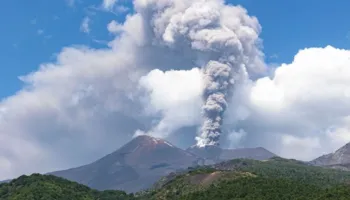 Etna shpërthen/ Mbyllet aeroporti i Katanias, hiri vullkanik mbulon qiellin e Sicilisë