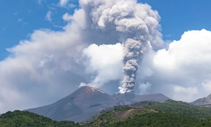 Etna shpërthen/ Mbyllet aeroporti i Katanias, hiri vullkanik mbulon qiellin e Sicilisë