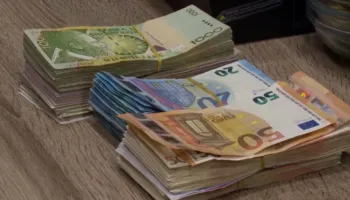 Euro bie, por jo të gjithë përfitojnë! Ekspertët zbulojnë kush fiton dhe kush humbet nga forcimi i lekut në Shqipëri