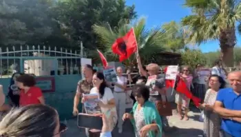 Eurodeputetët “zbarkojnë” në Zvërnec, banorët i presin me protestë: Shqipëria nuk është në shitje (VIDEO)