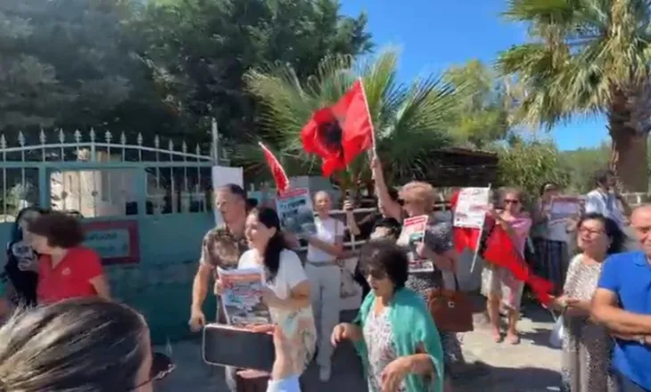 Eurodeputetët “zbarkojnë” në Zvërnec, banorët i presin me protestë: Shqipëria nuk është në shitje (VIDEO)